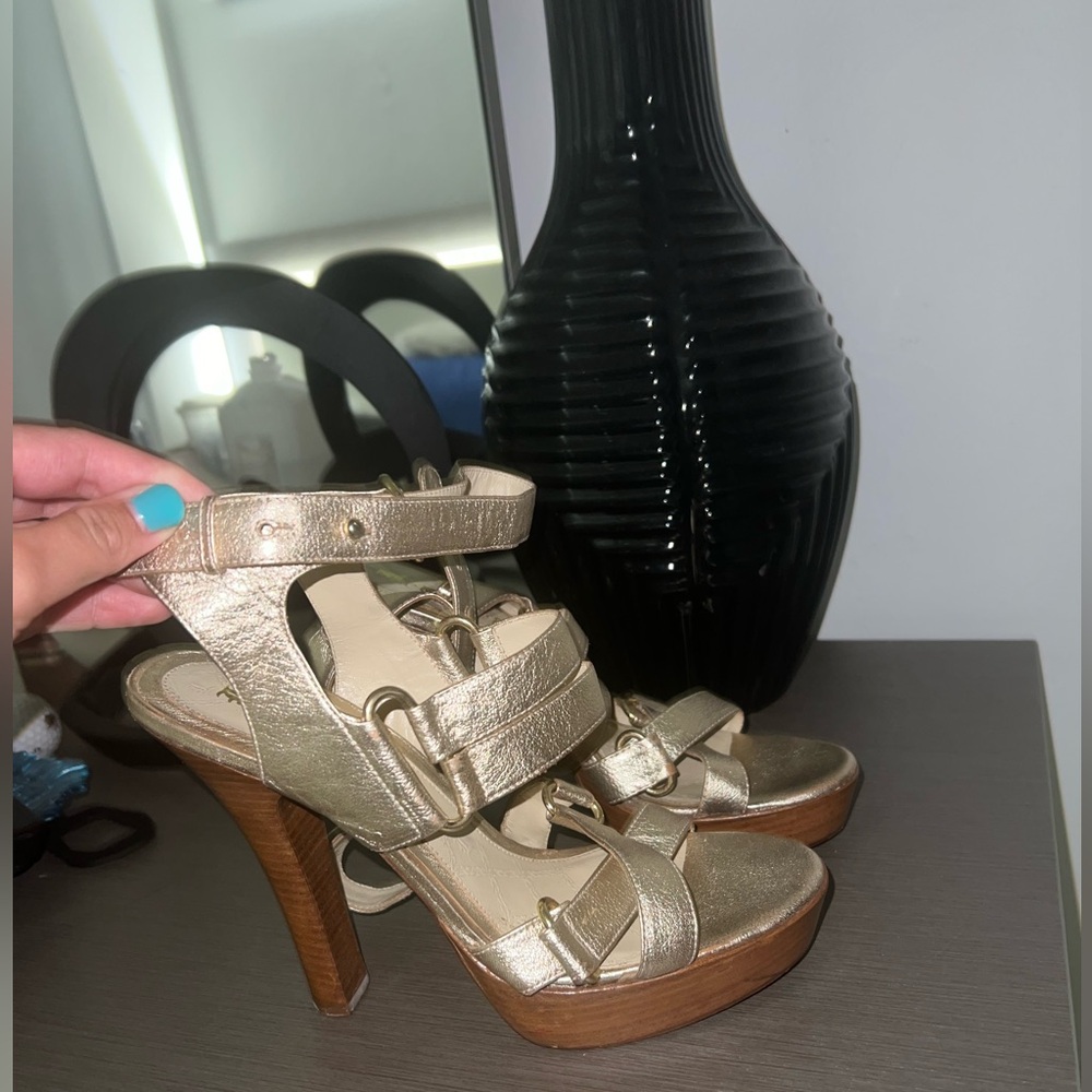 L.A.M.B. Golden Glam Metallic Gold Platform Heels Sandal Strappy🌟
l